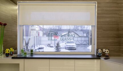 Конструкция смотрится как портал во внешний мир благодаря высокой светопропускной способности стекла